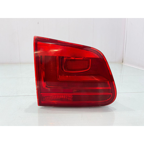 Lanterna Tampa Traseira Esquerda Volkswagen Tiguan 2012/2016