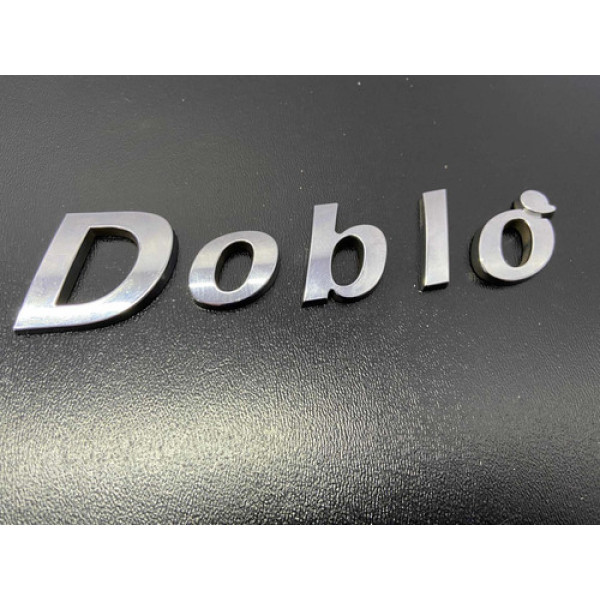 Emblema Doblò Traseira Esquerda Fiat Doblò 2003/2016