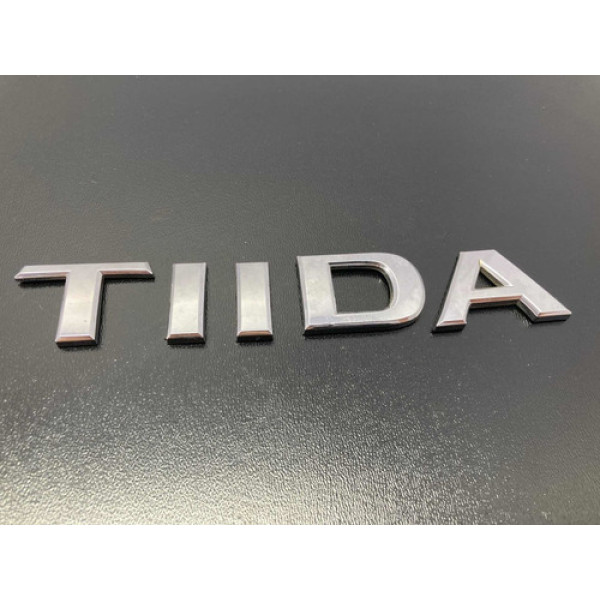 Emblema Tiida Capô Traseiro Nissan Tiida 2010