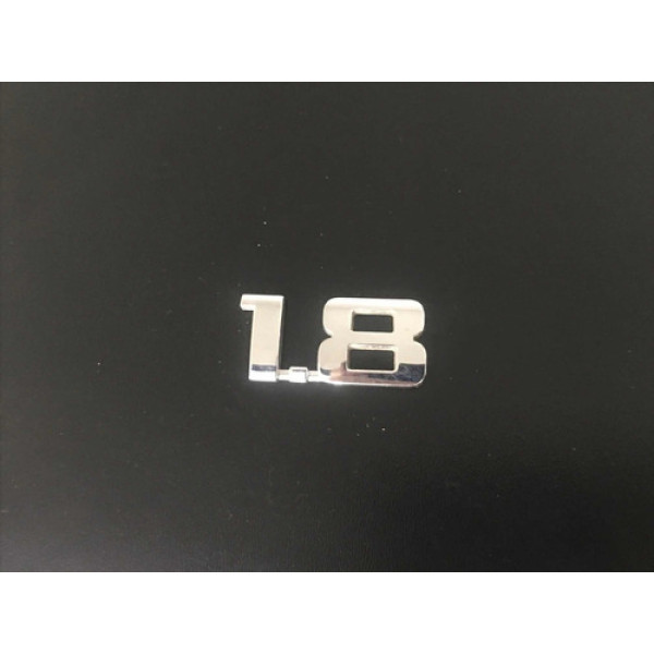 Emblema 1.8 Capô Traseiro Chevrolet Cobalt 2015