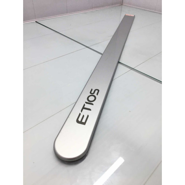 Friso Dianteiro Esquerdo Toyota Etios 2013/2021 C/detalhe