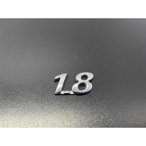 Emblema 1.8 Traseira Esquerda Fiat Doblò 2003/2016