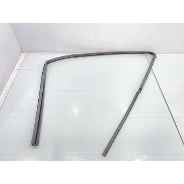 Borracha Canaleta Dianteira Direita Toyota Hilux 2020/2022