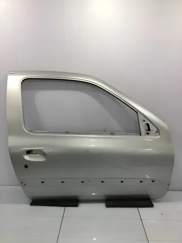 Porta Dianteira Direita Renault Clio 2004/2012 Com Detalhe Dianteira Direita Prateado